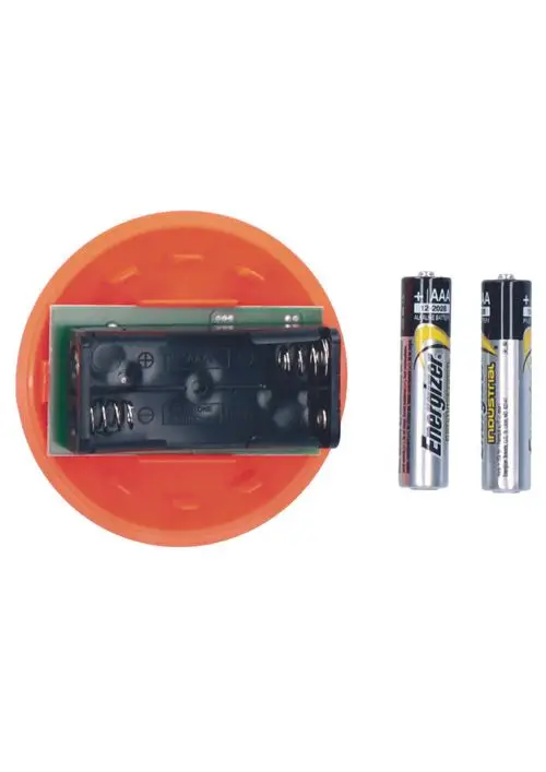 Zweites Bild eines Judo Ersatzteilsets, bestehend aus einer Elektronikplatine in orange und zwei AAA-Batterien, einer von Energizer und einer von Industrial.